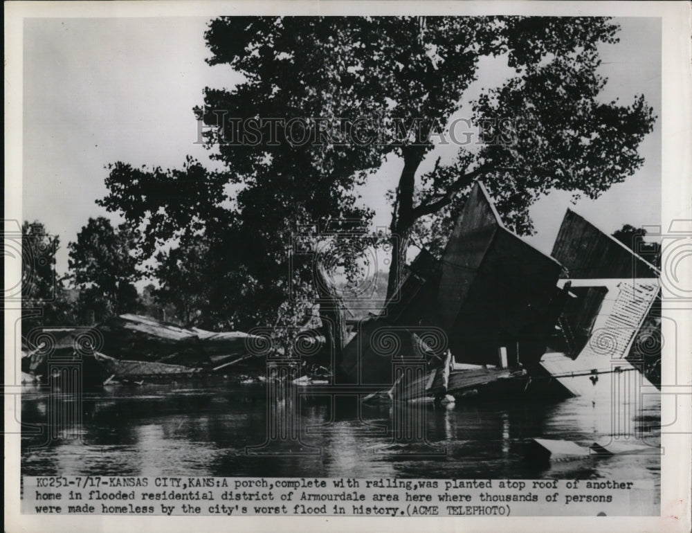 1951 Press Photo Kansas City Kansas Planted Atop Roof Of Another Home In Flood - Historic Images