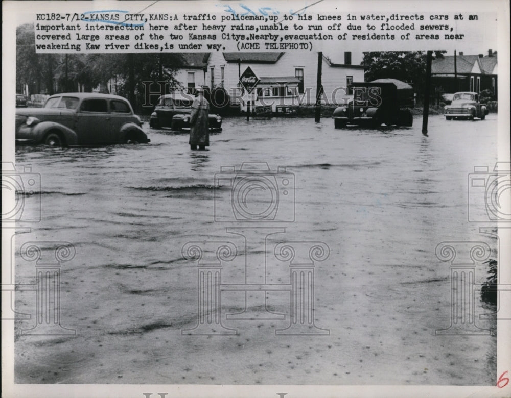 1951 Press Photo Kansas City Kansas Traffic Policeman In Water Due To Flood - Historic Images