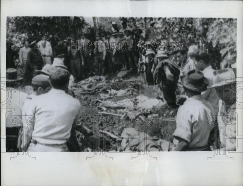 1962 Press Photo Ranrachirca Peru Bodies To Be Identified Avalanche Village - Historic Images