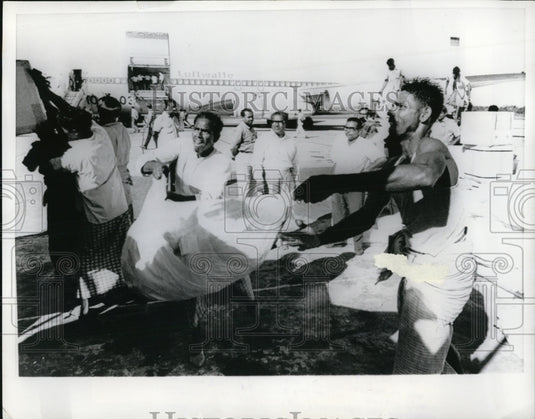 1970 Press Photo Pakistani porters load tents & medicines onto truck - Historic Images