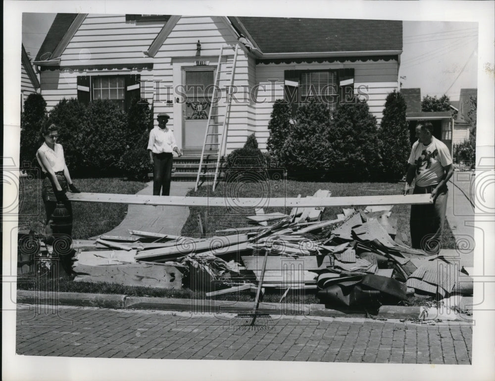 1953 Press Photo Girl and man picking up long board - Historic Images