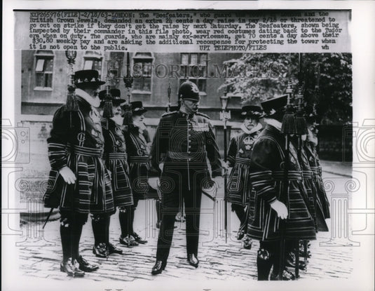 1963 Press Photo The Beefeaters being inspected by their commander in London - Historic Images