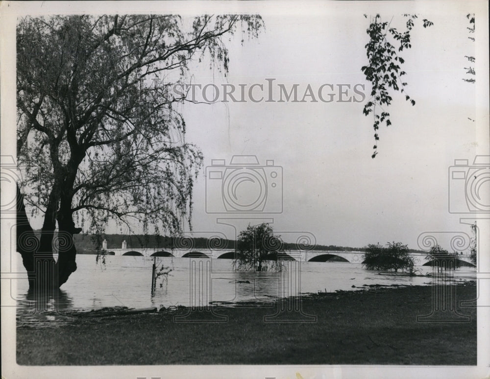 1937 Press Photo Flooded roadway in Washington, D.C. - Historic Images