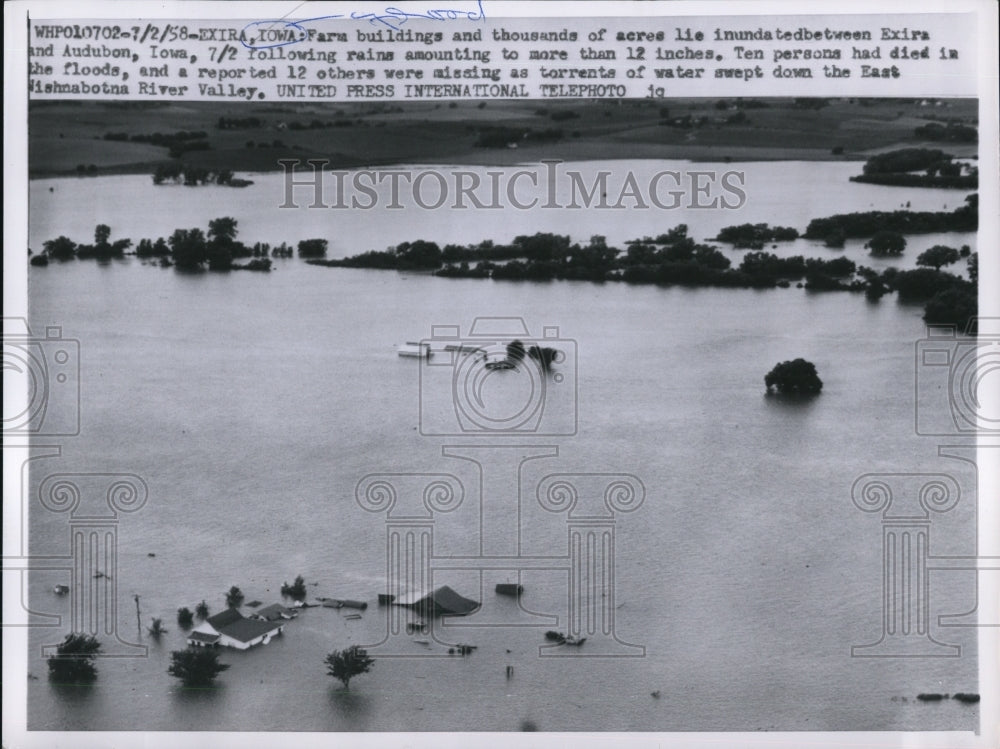 1958 Press Photo Farm buildings and thousands of acres lie inundated in Iowa - Historic Images