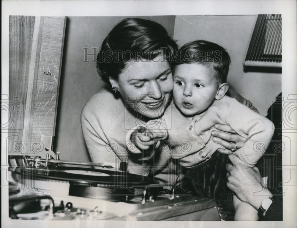 1957 Press Photo David Usill, as he listens to a recording made by his father - Historic Images