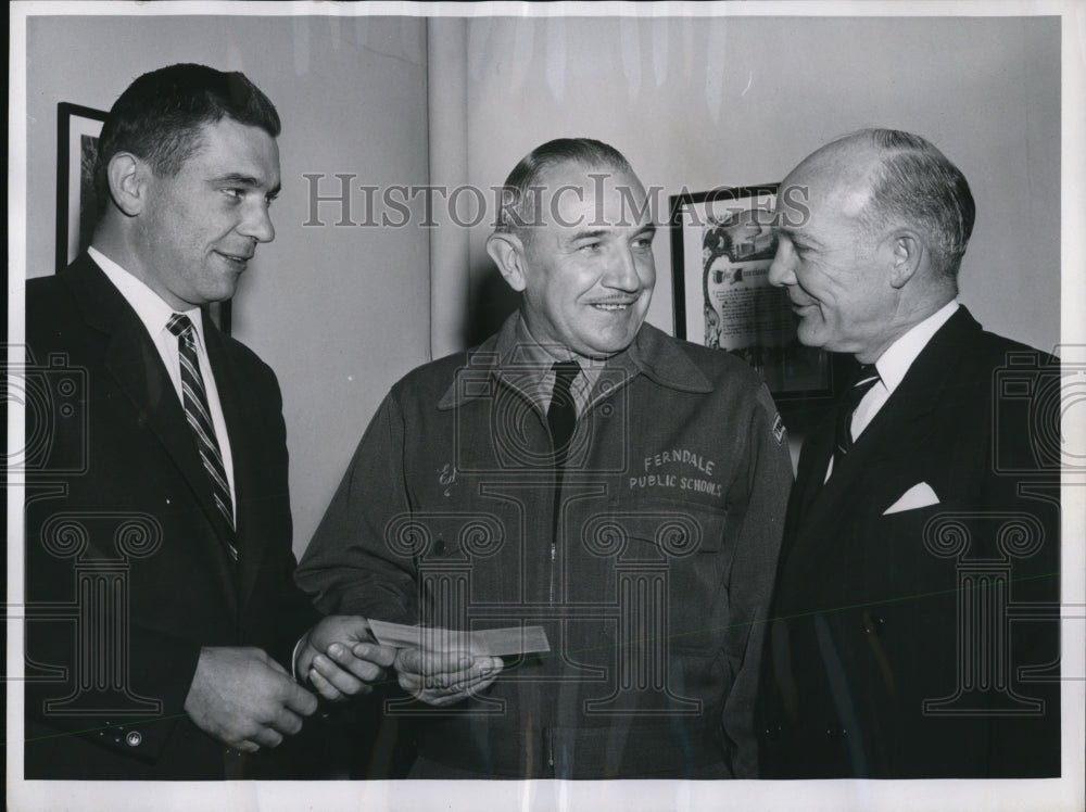 1957 Press Photo Edward Ungerman, as he receives his reward in the White House - Historic Images