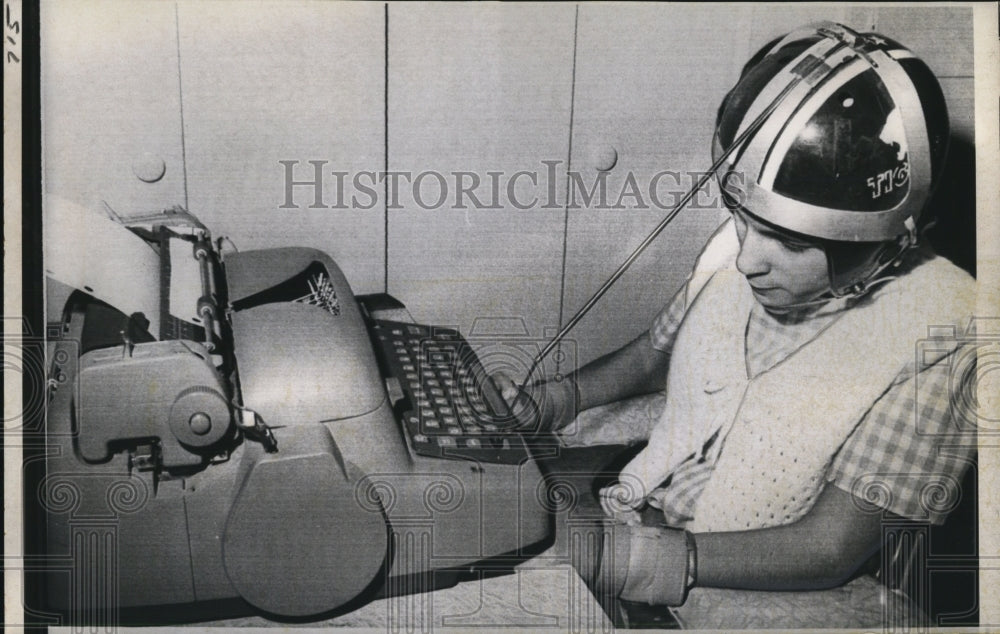 1970 Press Photo Debbie Urban, cerebral palsy victim with an improvised pointer - Historic Images