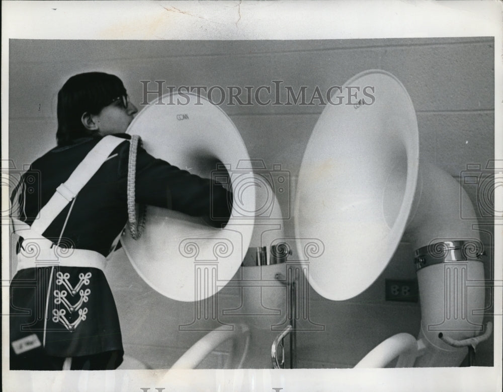 1971 Press Photo Band Player assembling his Tuba - Historic Images