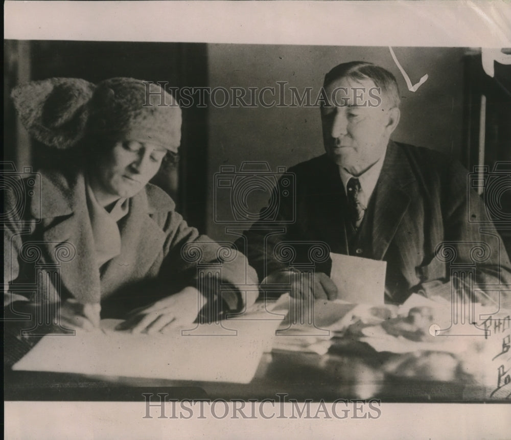 1923 Press Photo Carl Sutter Signing a Divorce Libel Against her Husband - Historic Images