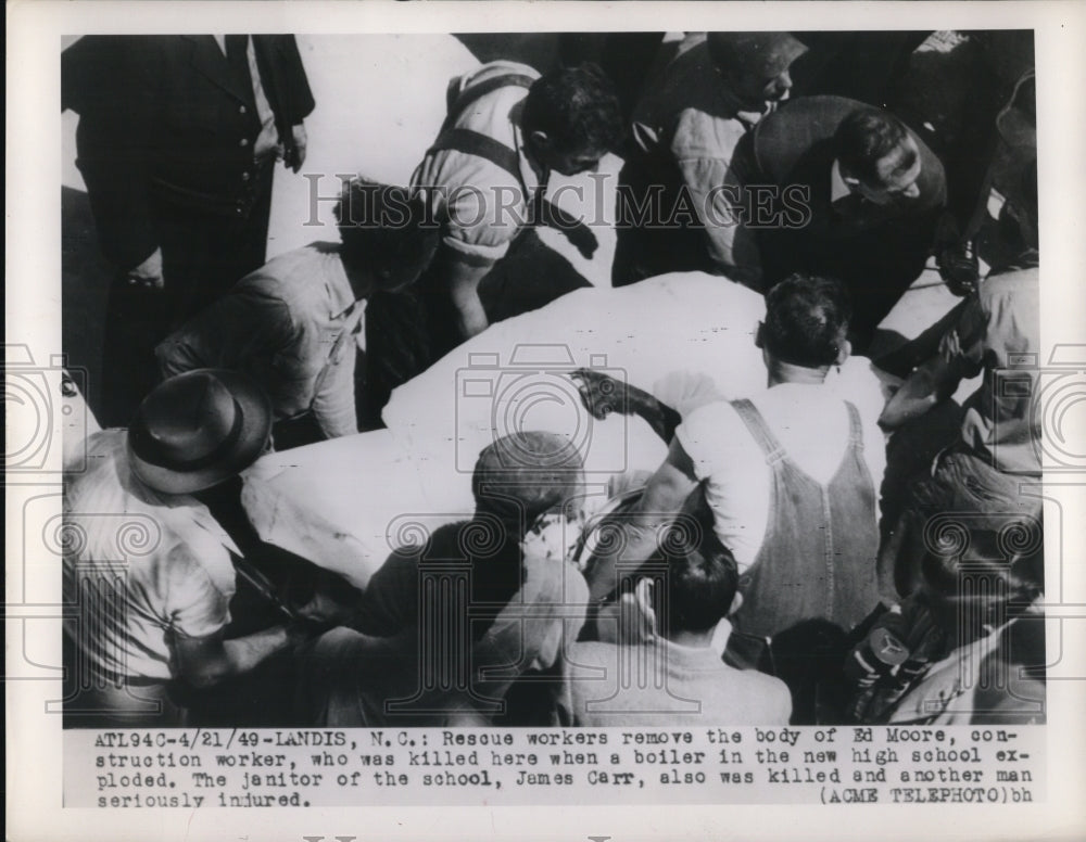 1949 Press Photo Rescue workers carrying the body of Ed Moore - Historic Images