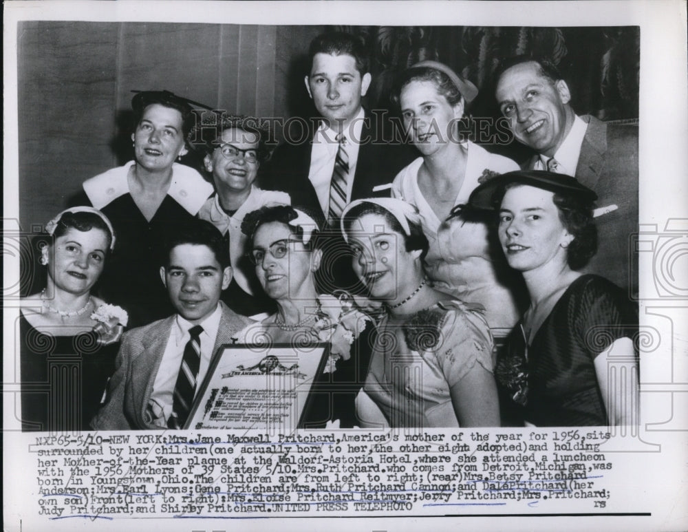 1956 Press Photo America Mother of the Year Jane Maxwell  surrounded by Children - Historic Images