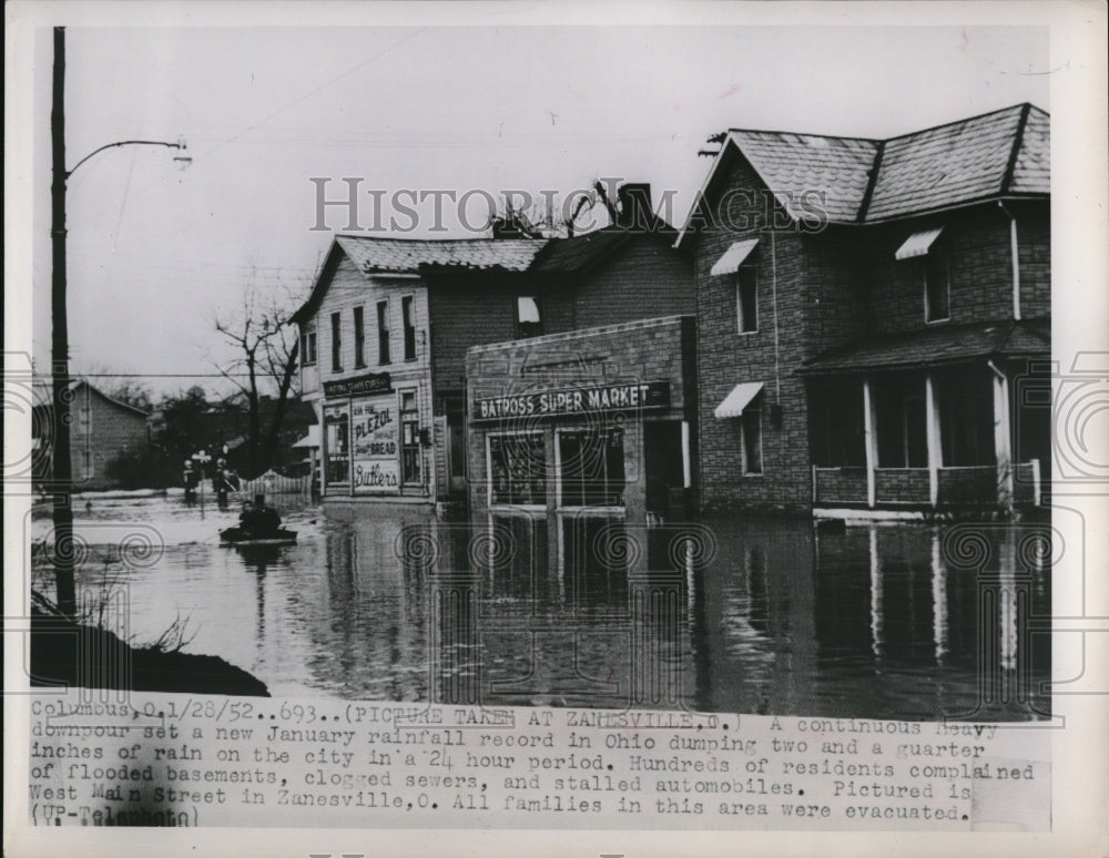 1952 Press Photo The continuous heavy rains caused flood in Zanesville Ohio - Historic Images