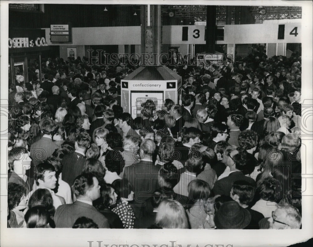 1968 Press Photo The London&#39;s Charing Cross Station crowds during rush hours - Historic Images