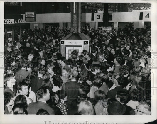 1968 Press Photo The London's Charing Cross Station crowds during rush hours - Historic Images
