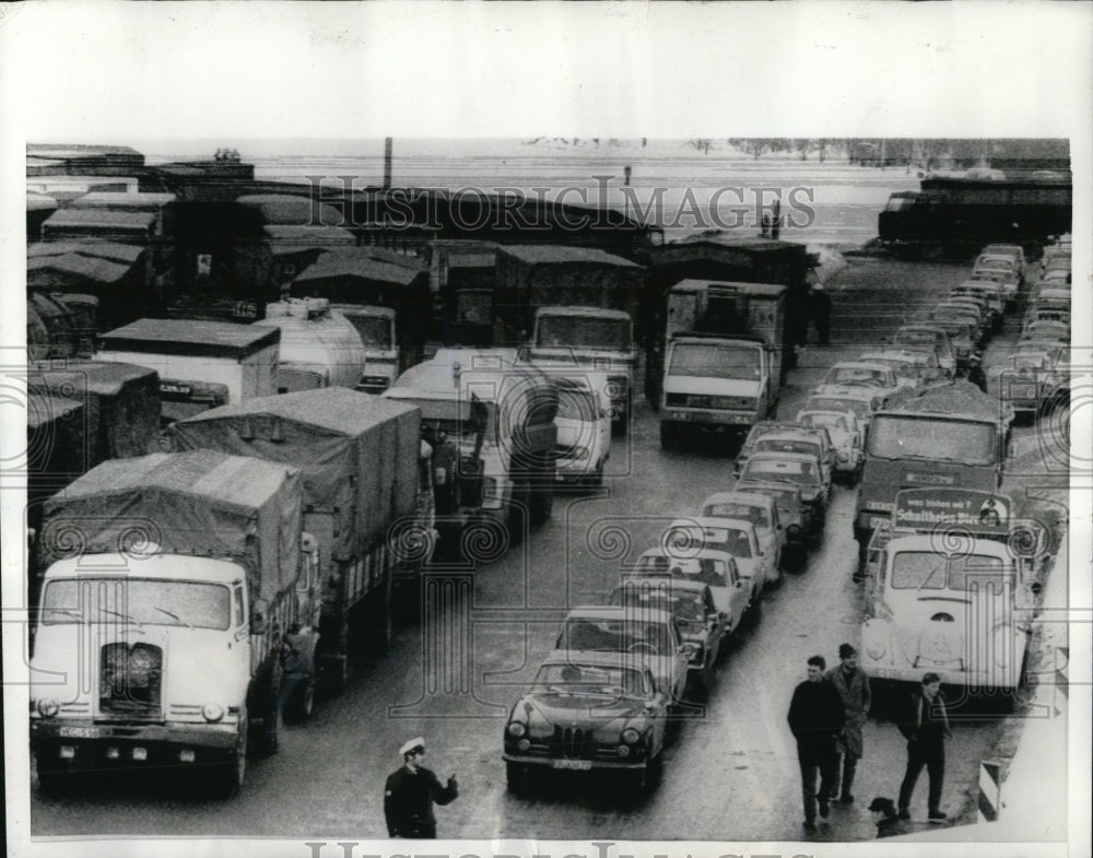 1970 Press Photo Berlin hundreds of cars and trucks line up in front of West - Historic Images