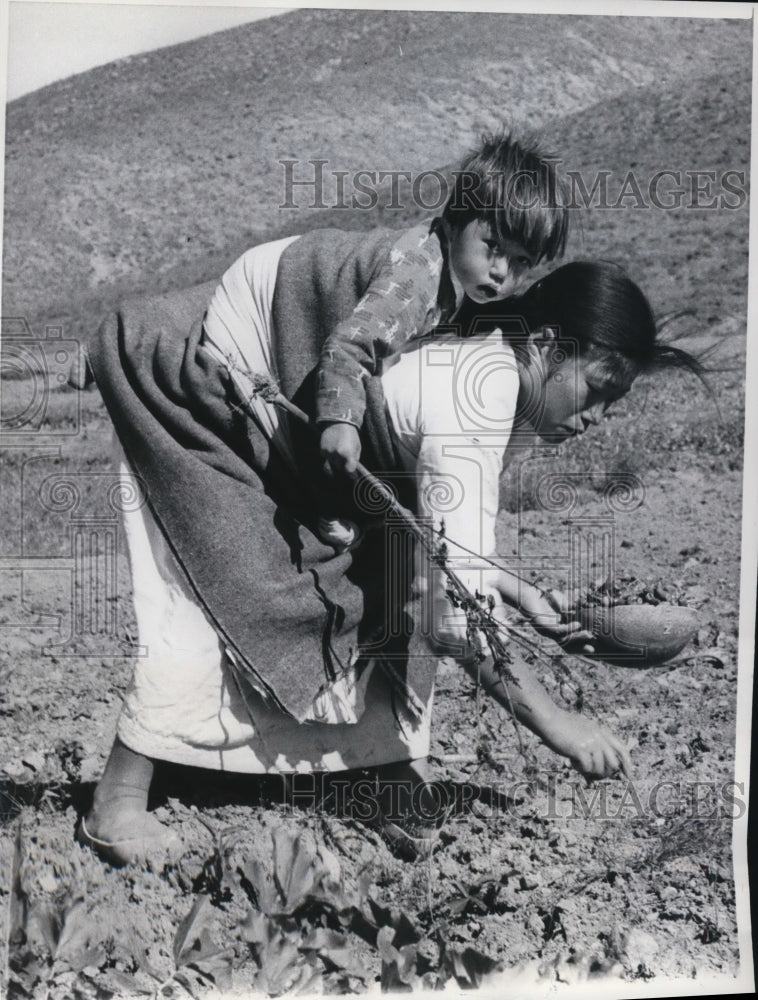 1970 Press Photo Babysitting problems vary with circumstances  but this mother - Historic Images