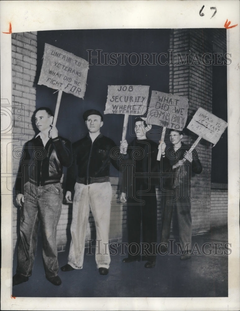 1945 Press Photo Ex-servicemen picket at Ford-Lincoln Factory at Detroit - Historic Images