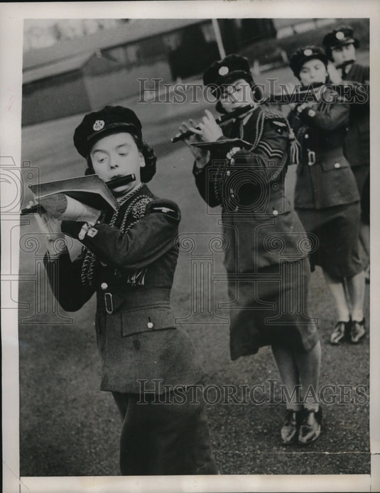 1941 Press Photo A women's auxiliary Air Force Fife and Drum corps. - Historic Images
