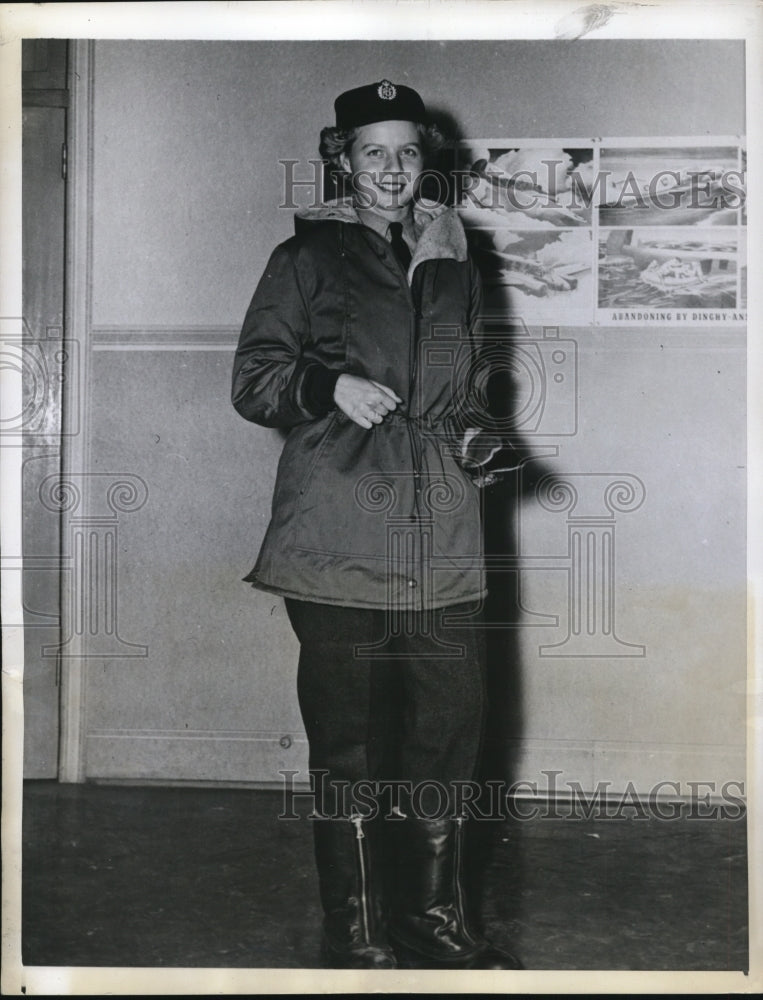 1943 Press Photo woman modeling cold weather gear for Royal Canadian Air Force. - Historic Images