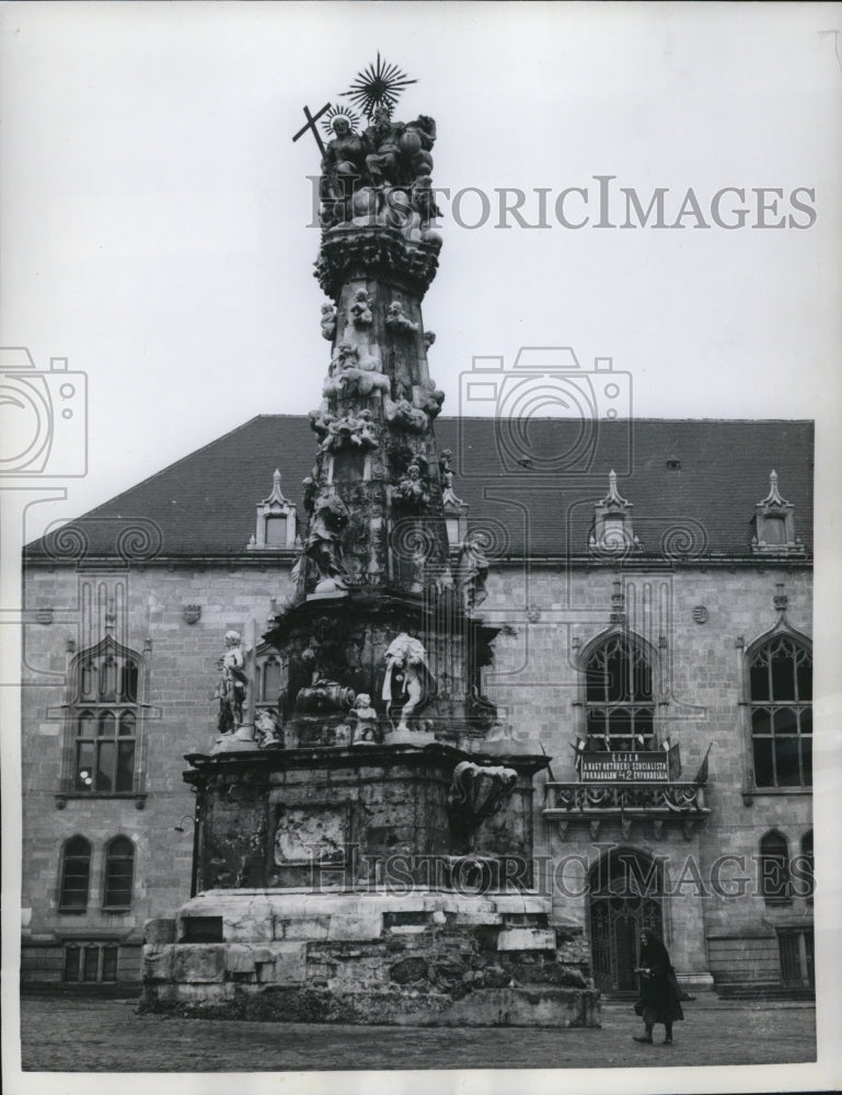 1963 Press Photo of a religious column in a state of disrepair. Outside of the - Historic Images