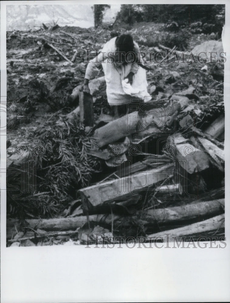 1962 Press Photo a woman searches for victims of the avalanche in Ranrahirca - Historic Images