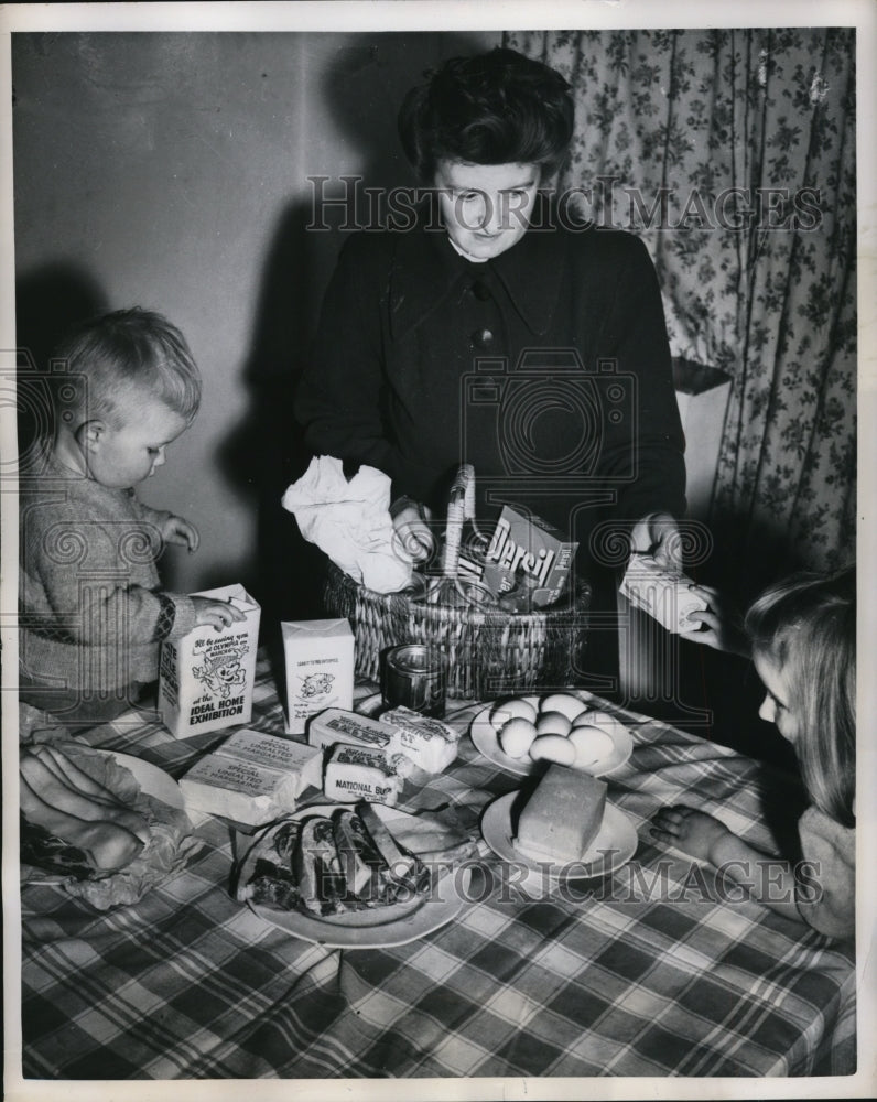 1951 Press Photo London Housewife&#39;s Weekly Family Food Rations, England - Historic Images