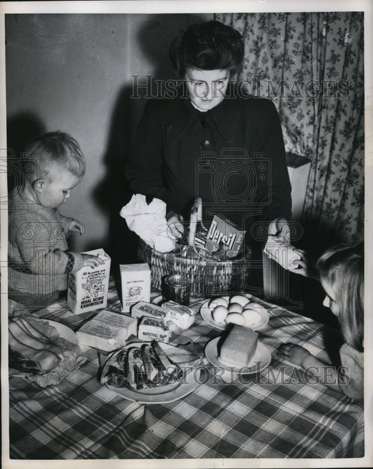1951 Press Photo London Housewife's Weekly Family Food Rations, England - Historic Images