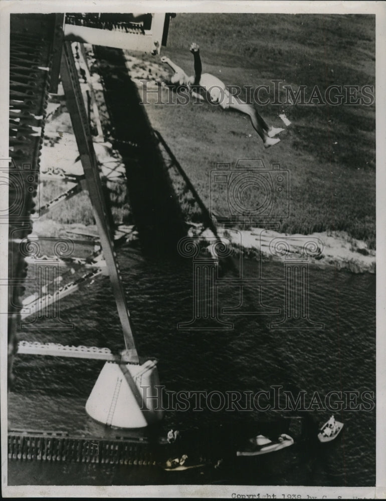 1938 Press Photo Daredevil Ogden Smith, 184-Foot Dive Off Texas Bridge - Historic Images