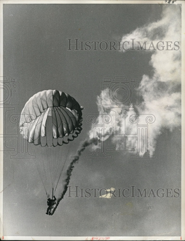 1970 Press Photo Seoul sky diver from South Korean Army Special Troop Corps - Historic Images