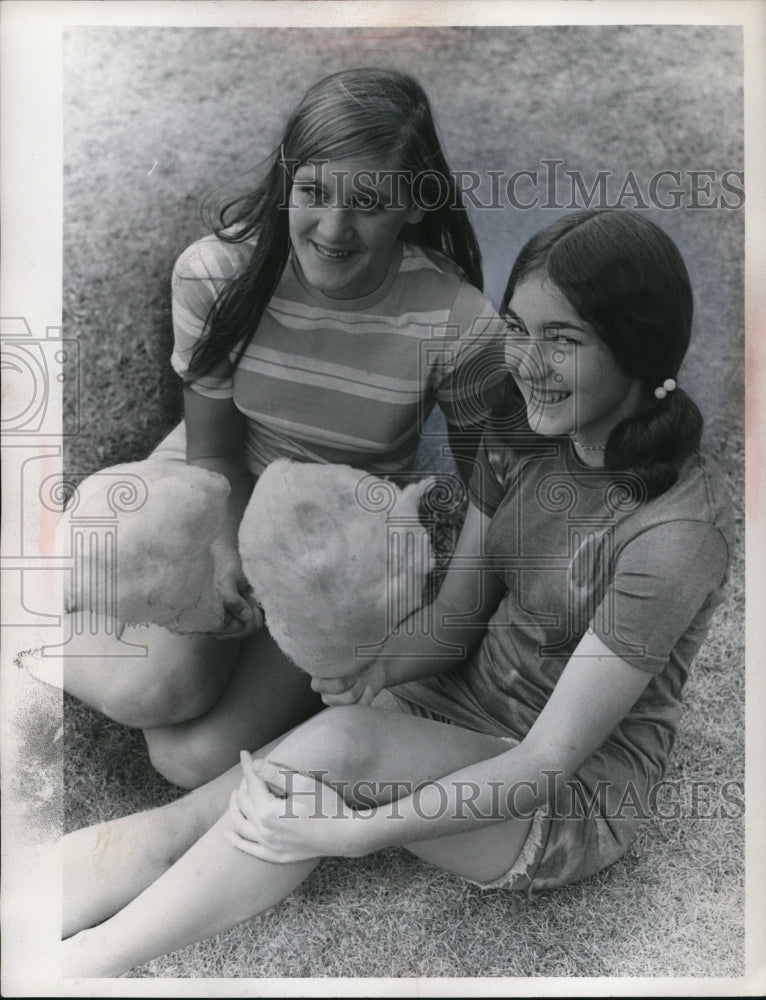 Press Photo Teenage Girls Pat McNamee, Pat Meyers Eat Cotton Candy, N Olmsted - Historic Images