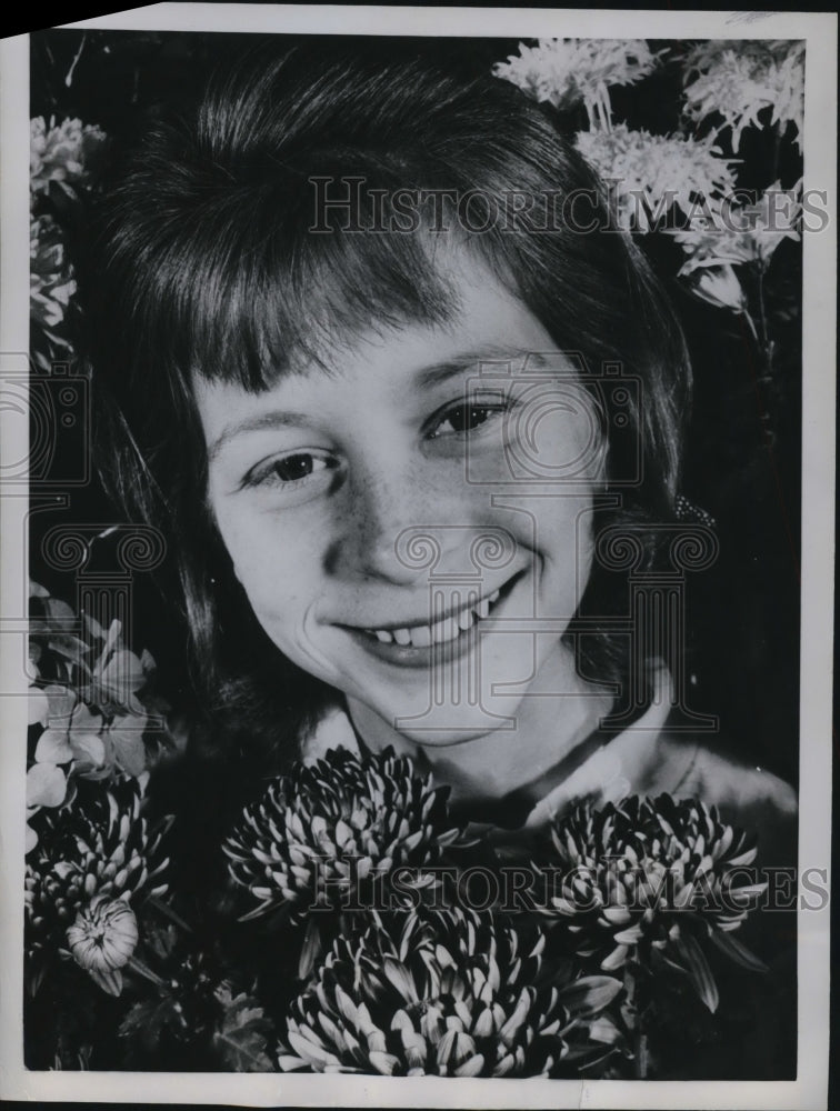 1961 Press Photo 12-Year-Old Nova Lee O&#39;Shea Holding Summer Flower Bouquet - Historic Images