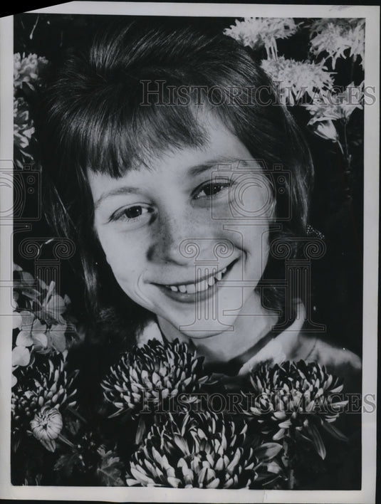 1961 Press Photo 12-Year-Old Nova Lee O'Shea Holding Summer Flower Bouquet - Historic Images