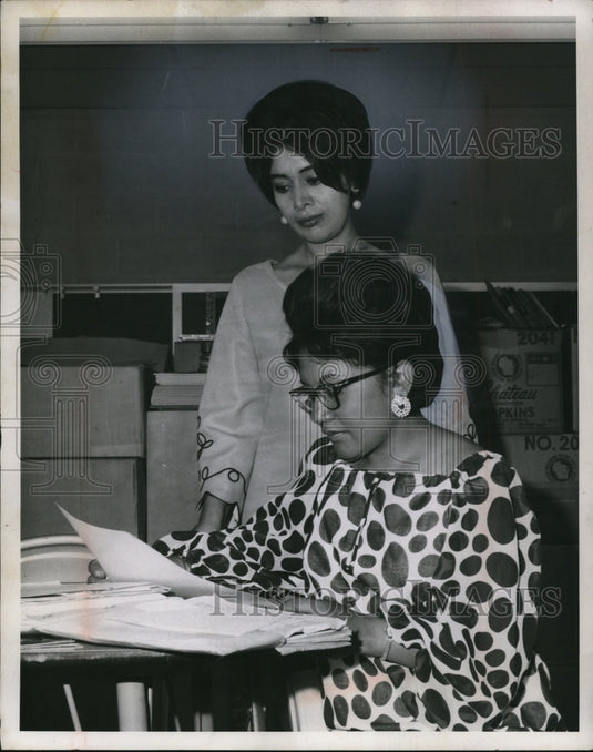 1968 Press Photo Raquel Orozco, Rosa Maria Prieto "Head Start Home" Recipe Judge - Historic Images
