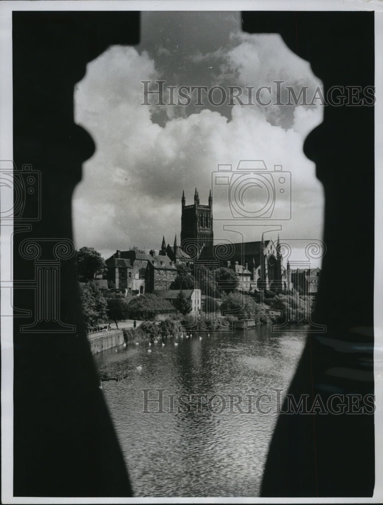 1961 Press Photo Worcester Cathedral, River Severn Bridge, England - Historic Images