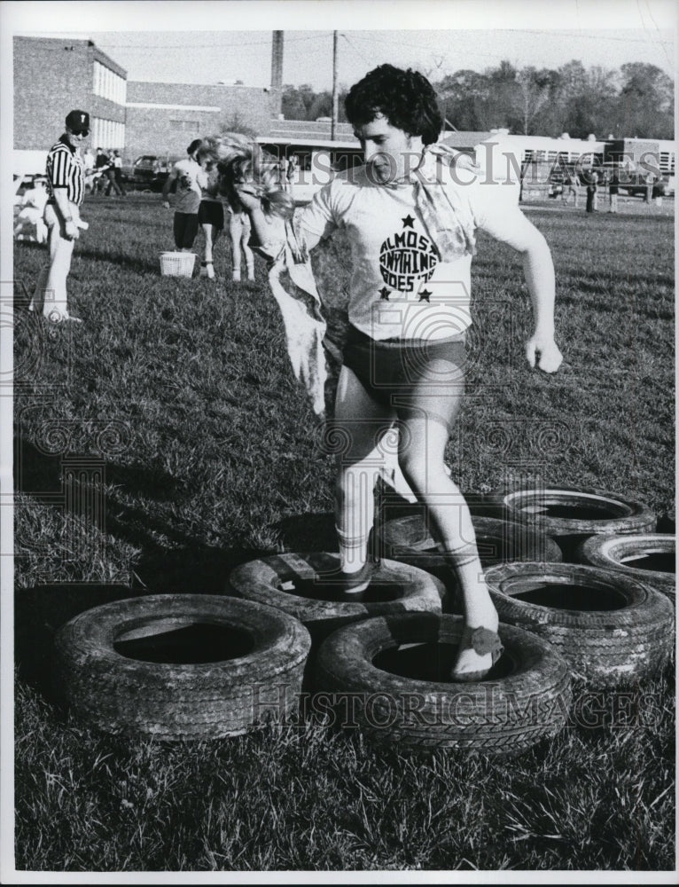 Press Photo Chardon Team Member John Urquhart Running Tire Drill - Historic Images