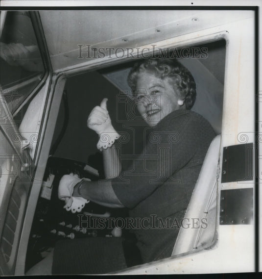 1962 Press Photo Mrs. Myrtel Ulrickson having a flying lesson on her birthday - Historic Images