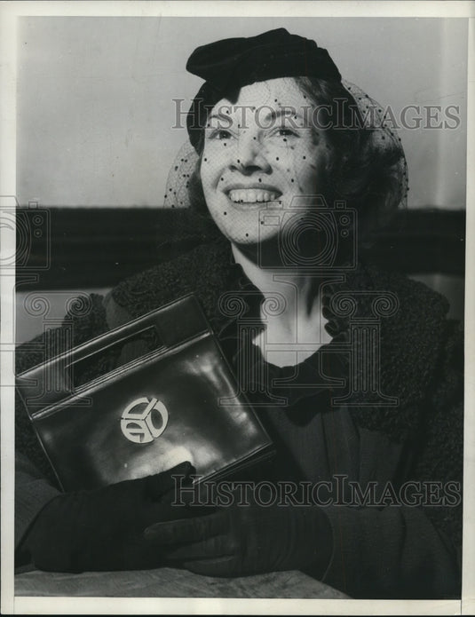 1937 Adele Carples Ulmans granted a divorce and son's custody - Historic Images