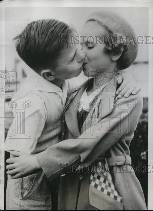 1934 Press Photo William McAvoy and Miss Peggy Klein congratulating each other - Historic Images
