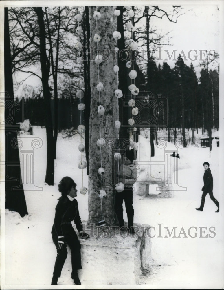 1971 Press Photo Finns playing with snowballs in Helsinki, Finland - Historic Images