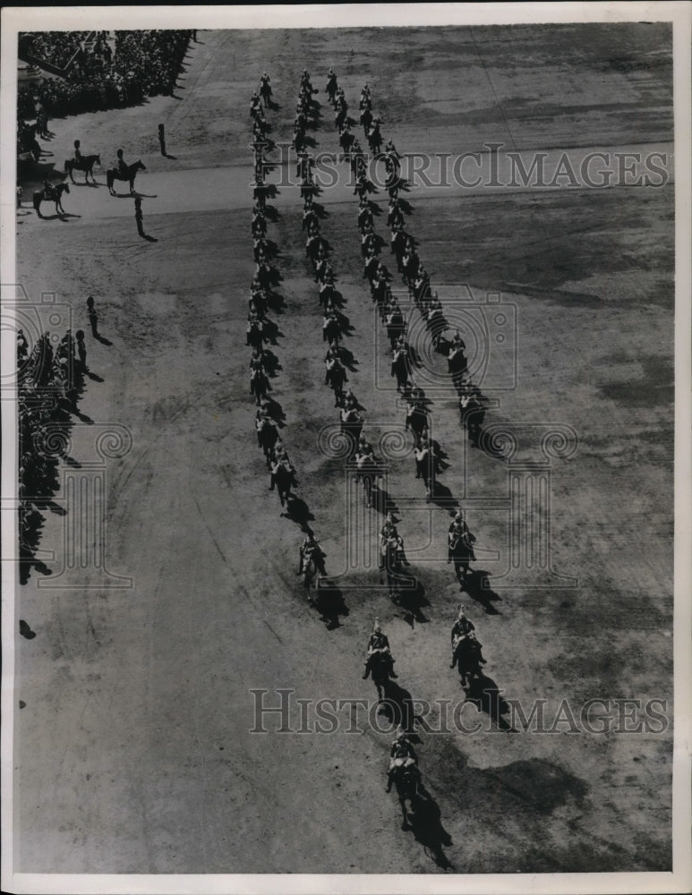 1939 Press Photo Lifeguard at trooping of the Colour to honor King&#39;s Birthday. - Historic Images