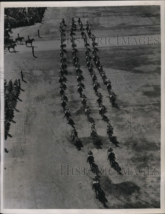 1939 Press Photo Lifeguard at trooping of the Colour to honor King's Birthday. - Historic Images