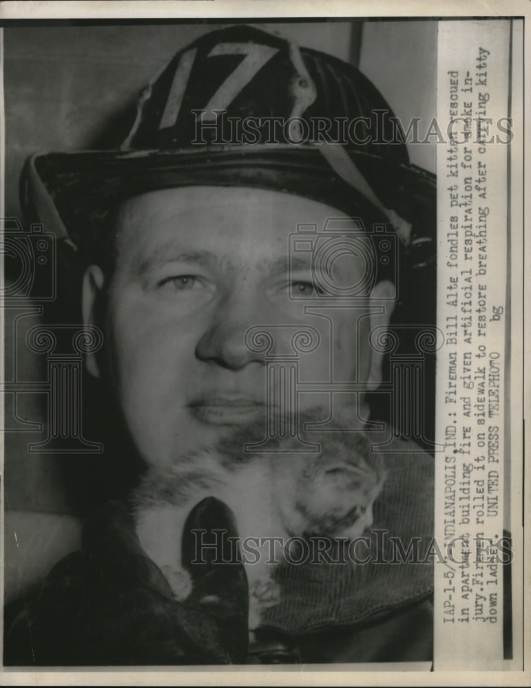 1954 Press Photo Fireman Bill Alte and the kitten he rescued - Historic Images