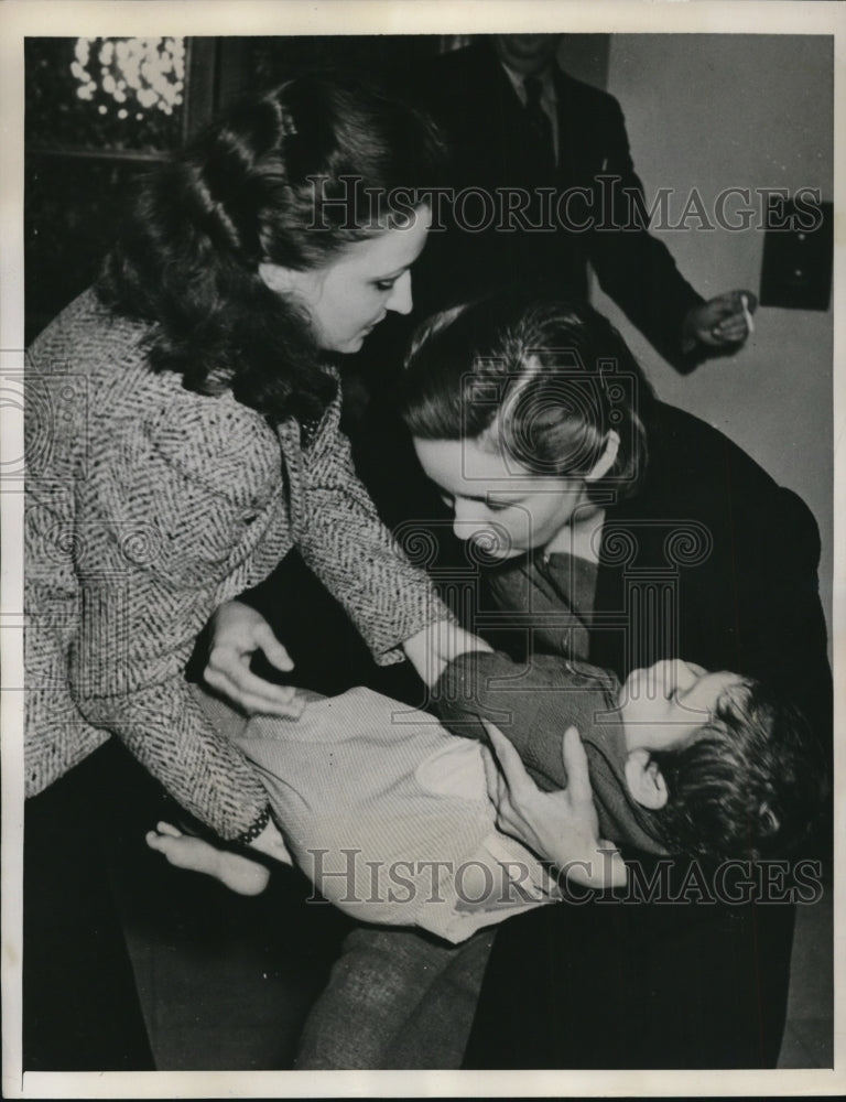 1940 Press Photo Mrs. Leo Moore with her son and sister, Helen Warmus - Historic Images