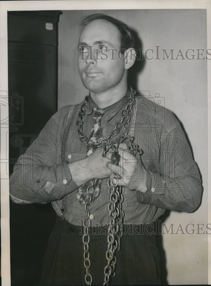 1940 Press Photo Melvin Muelle used a chain to bind self in a tree - Historic Images