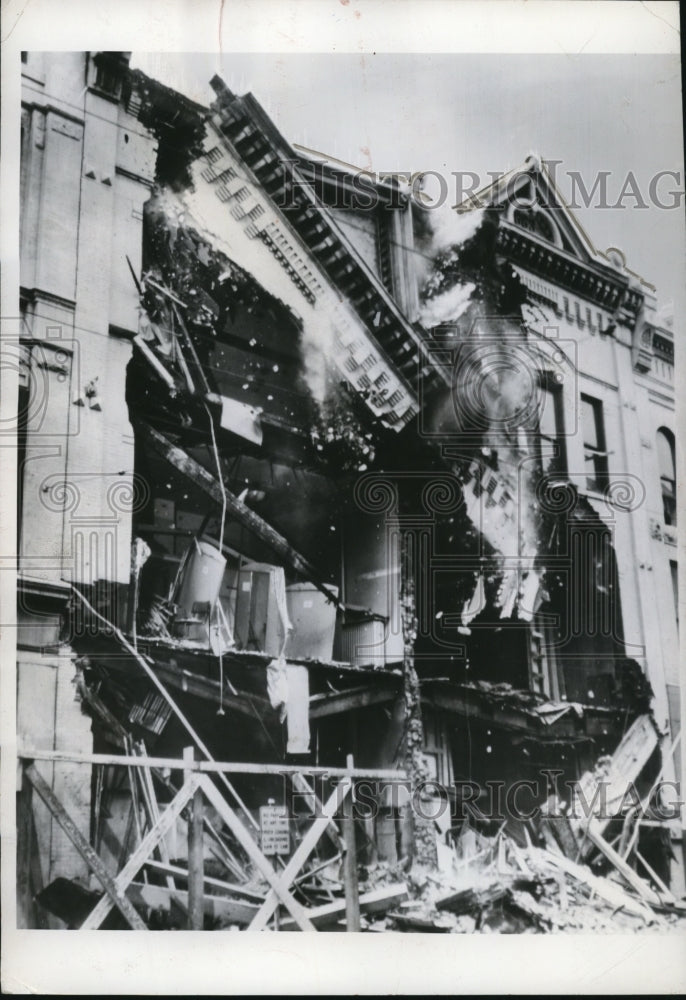 1950 Press Photo Outside Wall of Bannon Dept. Store crashes to the streets - Historic Images