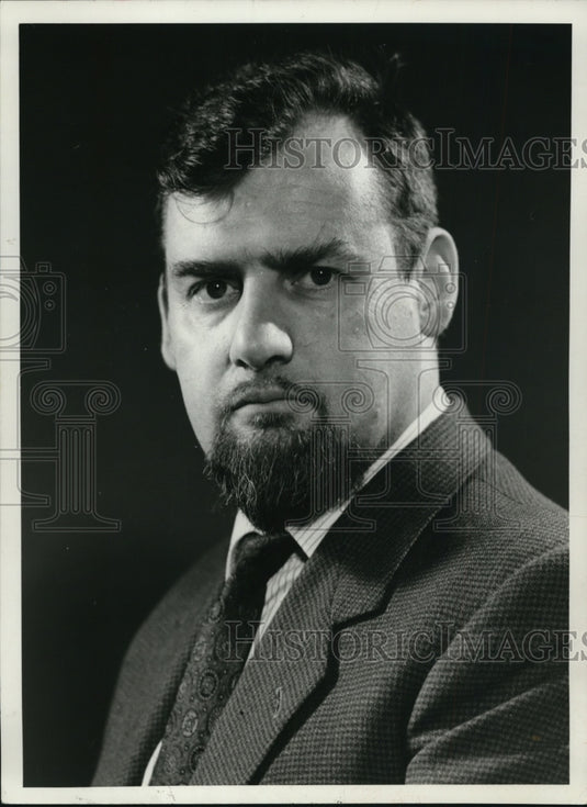 1966 Press Photo Dan Hogan Curator Pillsington Glass Museum - Historic Images