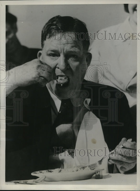 1938 Press Photo Robert Sauls winner of the World Champion Egg Eater. - Historic Images