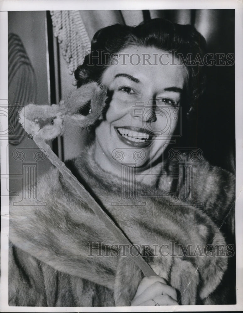 1952 Press Photo Mrs Jane Mickelberry holds a mink-trimmed lorgnette - Historic Images