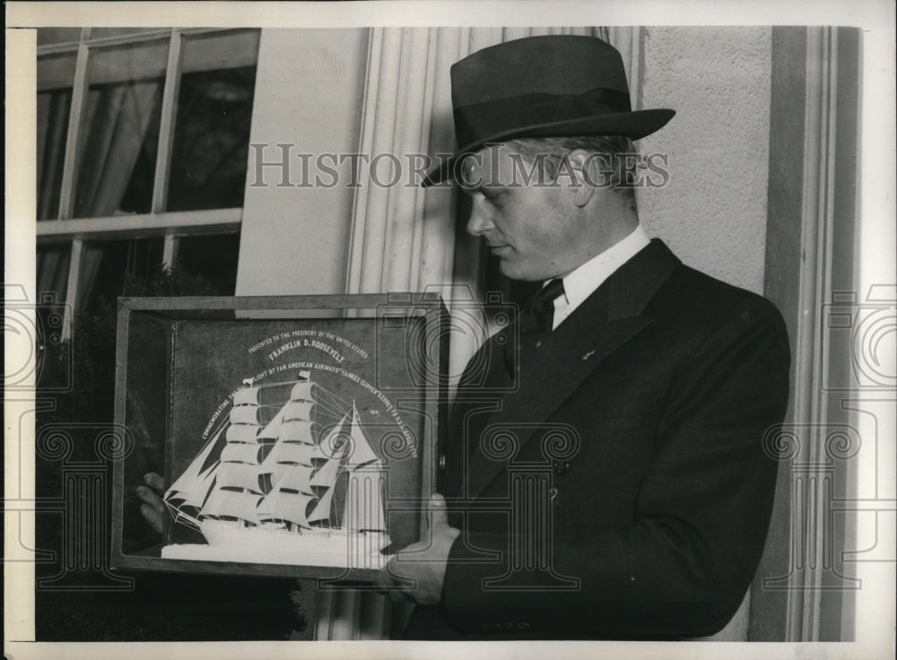 1939 Press Photo Wash DC Capt Harold Gray &amp; model of Yankee Clipper - Historic Images