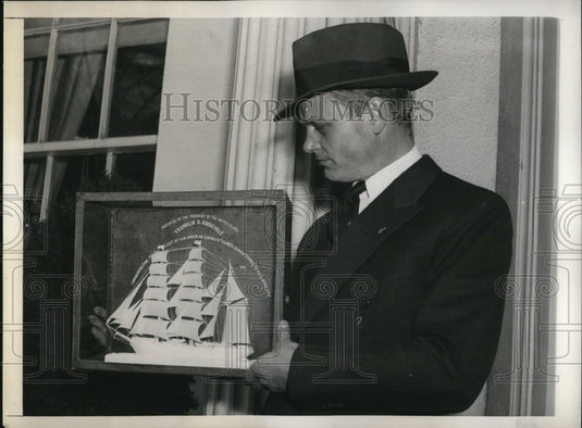 1939 Press Photo Wash DC Capt Harold Gray & model of Yankee Clipper - Historic Images